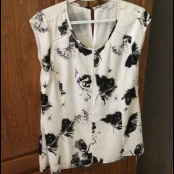 LOVELY - Picture 2 of 2